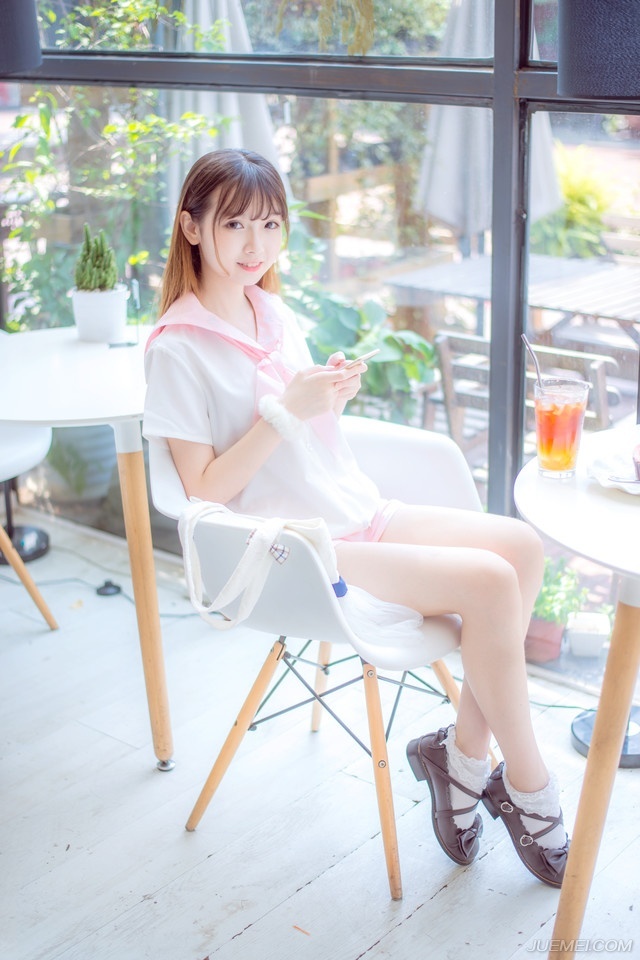 刘璝径直闯入刘璋的后院儿，询问了几个婢女家丁之后，便找到了刘璋的所在，都已经日上三竿，快到午时了，这时候竟然还在卧房，莫非真是身体不适？
